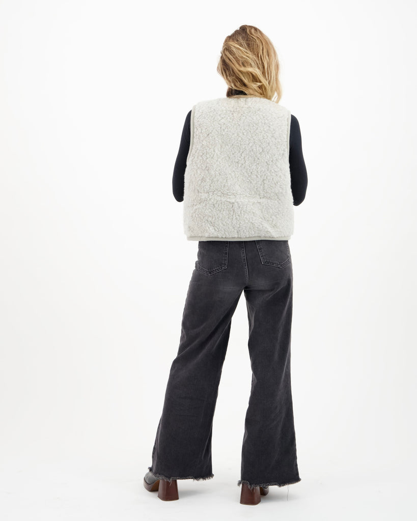 Gilet-sans-manche-mouton-femme-gris-profil