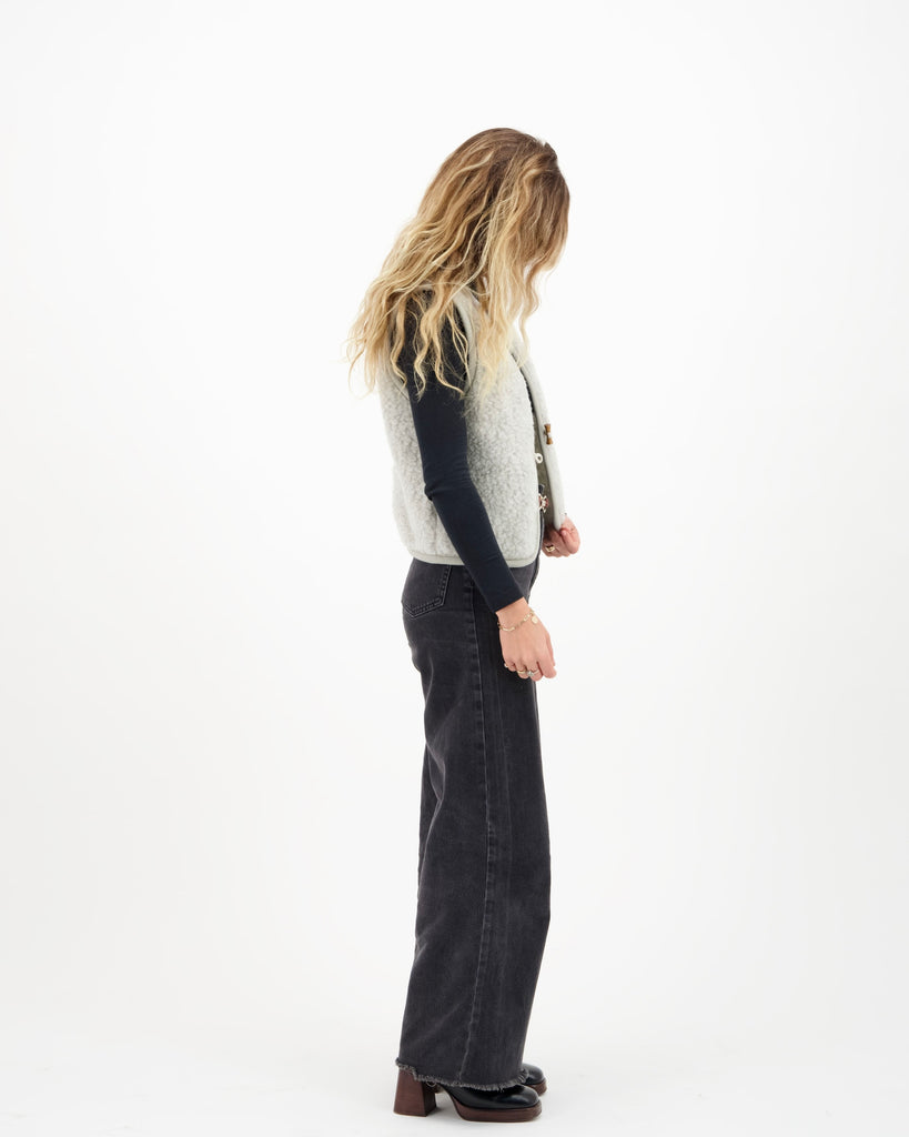 Gilet-sans-manche-mouton-femme-gris-profil
